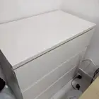 دولاب أبيض نظيف