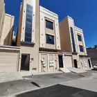 للبيع بحي الضيافه شقق تمليك علوي من 520 الف بسطح خاص مصعد