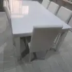 طاولة طعام مع كراسيها