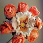 باقات ورد من خيوط الصوف بأسعار رمزية