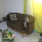 كنب عصري من 5 قطع  سجادة  ستارة و 4 طاولات تقديم للبيع