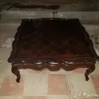 طاولة خشبية