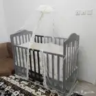 سرير اطفال بكامل اغراضه
