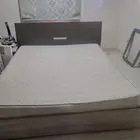 سرير حجم كبير مع 2 كوميدنه وتسريحه