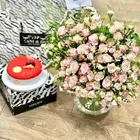 فازة مع ورد طبيعي وكيك
