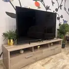 شاشة تلفزيون وثلاجة