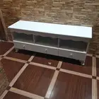 طاولة تلفزيون نظيفه