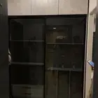 دولاب خشب مع قزاز المنيوم