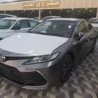 تويوتا كامري رمادي LE جنوط 2024 بطاقة