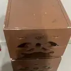 طاولة كبيرة وأربع طاولات خدمة