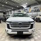 تويوتا لاندكروزر GXR L4 سعودي 2026 أبيض. اسود. صادر لوحات