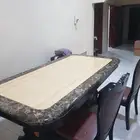 طاولة رخام مع 5 كراسي جلد