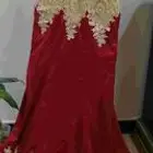 فستان سهرة نسائي احمر راقي.