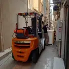 يوجد لدينا رافعات شوكية للايجار