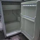 يوجد ثلاجه صغيره مخزنه نضيفه جدن