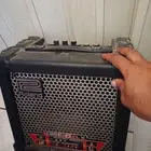 مكبر الصوت الظاهر في الصورة هو مضخم صوت الجيتار Roland CUBE-