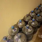 قوارير مياه تانيا فارغة