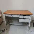 مكتب حديد جديد طول 100 سم و عرض 60 سم.