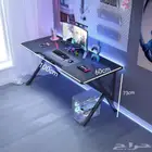 طاولة صغيرة لدراسة كمبيوتر