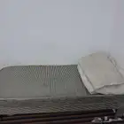 سرير واحد مرتبة . كما في الصورة