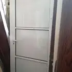 ابواب خشب مستخدمه وحديد والمنيوم جديده للبيع