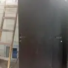 ابواب خشب مستخدمه وابواب حديد والمنيوم جديده للبيع بنبيعيها