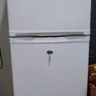 ثلاجة شبه جديده