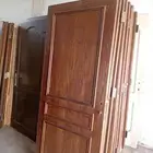 يوجد لدينا ابواب خشب مستخدم نظيف كمان يوجد توصيل وتركيب