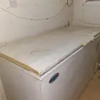 فريزر كبير نظيف على الشرط