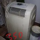 كنب فخم ستائر مدخل طاولة