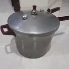 قدر ضغط نضيف المطلوب وحده من اليدات مكسوره باين بالصوره مت