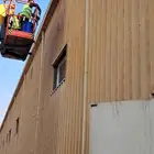 هذه عملية طلاء. أولا   نظ فها جيدا  بالماء  ثم ضع الطلاء علي