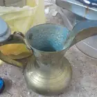 هذه دلة قهوة عربية نحاسية عتيقة مصنوعة يدوي ا.