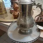 مصب نحاس مطلي وصحن منقوش نمط إسلامي