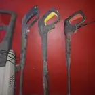 مكينة غسيل السيارات مع 3 مرشات كبيرة .