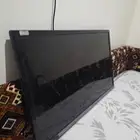شاشه تلفزيون متوسطة الحجم من شركة kmc صافيه جدا