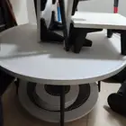 طاولة للبيع جديدة ولم تستخدم بكامل اغراضها في المجمعة