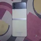 جالاكسي zflip3 5g. محتاج شاشه وباقى التليفون ما فى خدش