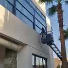 خدمات تنظيف زجاج