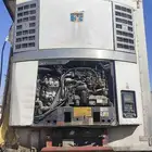 ثلاجة عليها ضربة في الزاوية اليمين