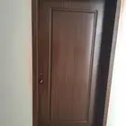 معلم متخصص في دهان الأبواب وغرف النوم والديكورات الخشبيه بمك