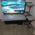 طاوله خشب شبيه الرخام ثقيل مع عدد3 طاولات صغير تدخل تحت الكن