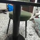 طاولة وكرسي ومكيف