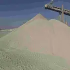 يوجد بحص ابيض ورمل احمر وبطحا واسفلت