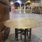 صحن مصري على شكل طاوله مع قاعده خشبيه