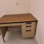 مكتب مقاس 70  100بحاله جيده ومكيف صحراوي ومكرويف ب400