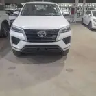 تويوتا فورتشنر بنزين موديل 2025اللون ابيض بدون دبل