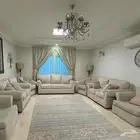 للبيع كنب نظيف مع كنب اضافي وستارة وملحقاتها