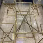 طاولة مع طاولات خدمة