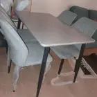 طاولة الطعام اربع كراسي جديده ولم تستخدم